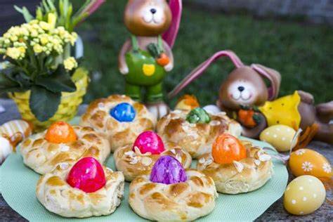 Osterfrühstück mit Eierlikör-Aufstrich, Hefezopf und bunten Eiern