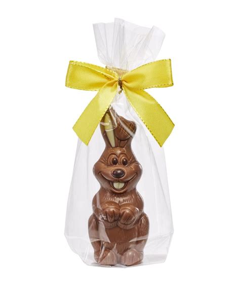Osterhase aus Schokolade mit Schleife