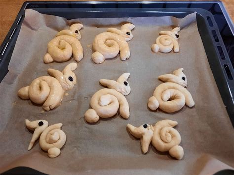 Osterhasen aus Marzipan - verschiedene Formen auf Backblech
