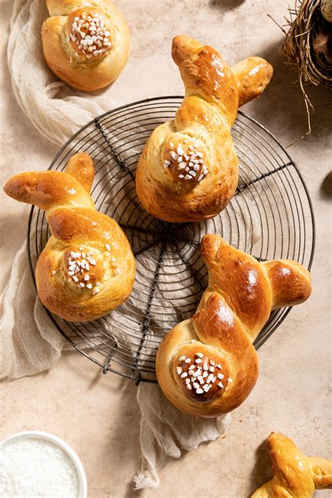 Osterhasen aus Schokolade vor und nach dem Backen