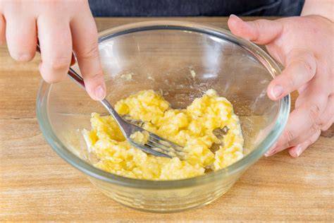 Osterhasen-Brötchen als Fingerfood für Babys und Kleinkinder auf einem kleinen Teller angerichtet