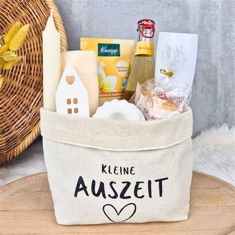 Osterhasen-Kekse im Korb als Geschenk