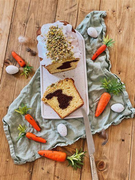 Osterhasen-Kuchen mit grünem Pistazien-Zuckerguss und Hasendekor
