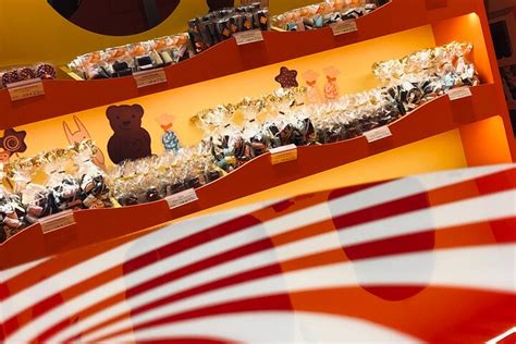 Osterhasen-Modelle und Auswahl in der Chocolaterie Stoffel