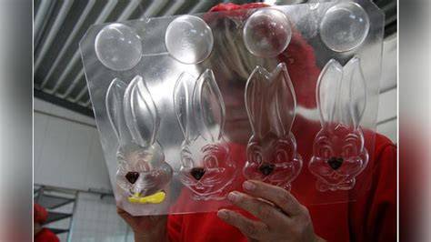 Osterhasen-Produktion in der Fabrik