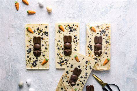 Osterhasen-Schokolade DIY auf Holzuntergrund