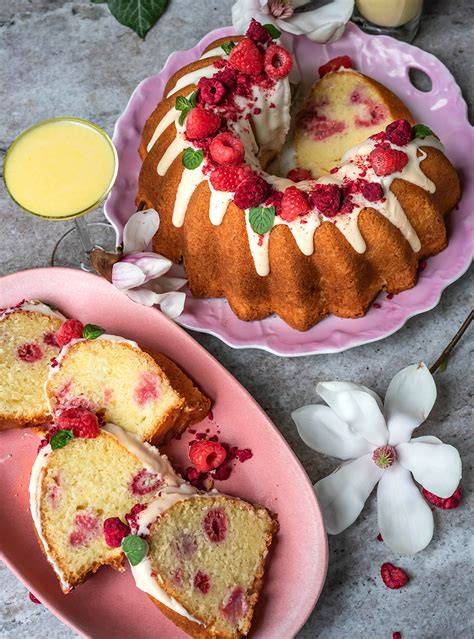 Osterkaffeetisch mit Eierlikörkuchen und Frühlingsschnmuck