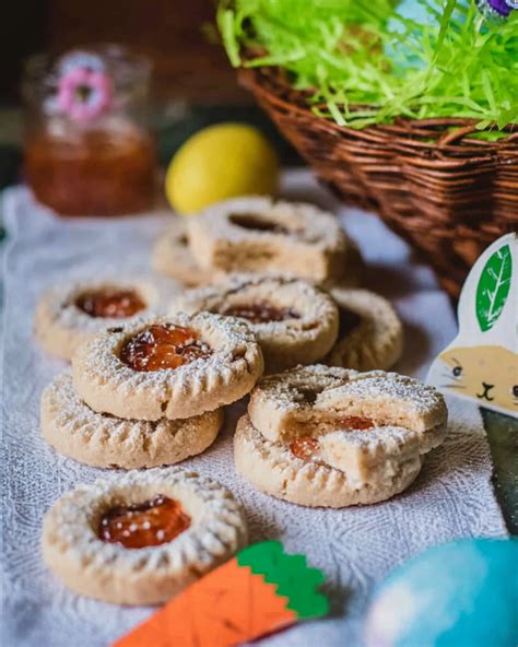 Osterkekse mit Marmelade und verschiedenen Ausstechformen