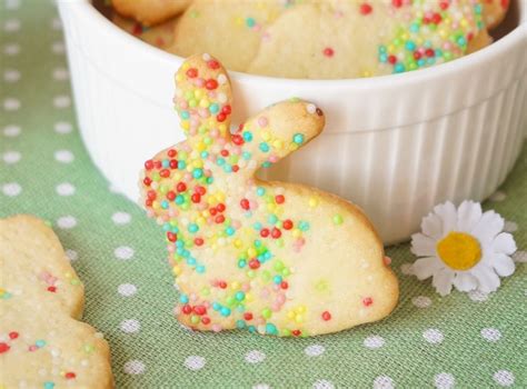 Osterkekse mit Zuckerguss, Zuckerperlen und bunter Dekoration