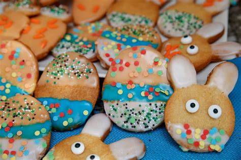 Osterkekse mit Zuckerguss und bunten Farben