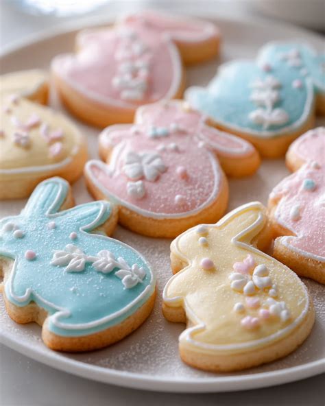 Osterkekse verziert mit Royal Icing und Punkten