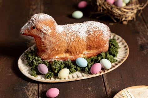 Osterlamm Backform mit gebackenem Osterlamm