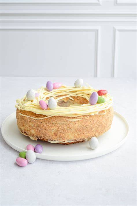 Osternest-Kuchen, Macarons & Gebäck mit Schokolade als Deko und Füllung