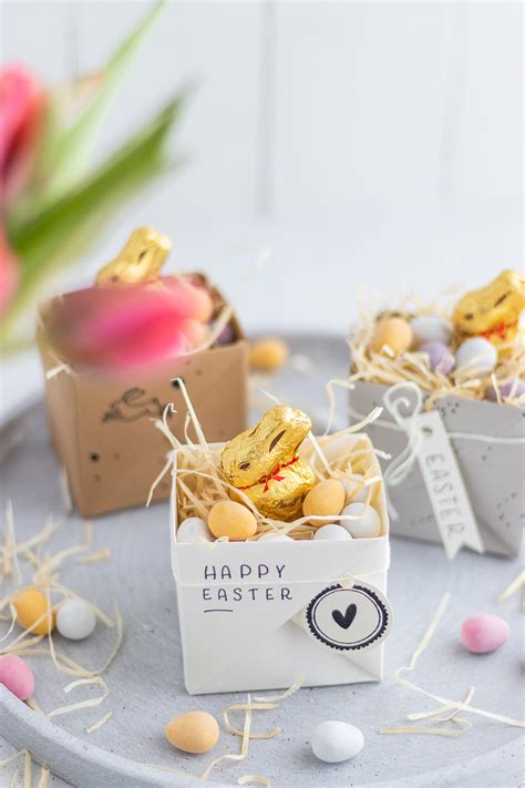 Osterplätzchen als Geschenk in buntem Papier