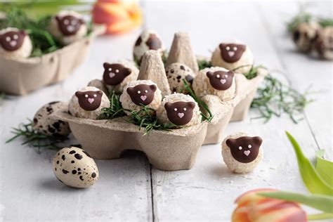 Osterpralinen in Schäfchenform mit Kokosraspeln