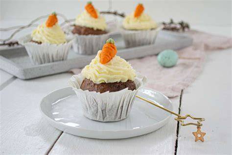 Ostersortiment: Karottenkuchen, Oster-Cupcakes, Schoko-Eier-Desserts, Verkaufsstellen-Karte