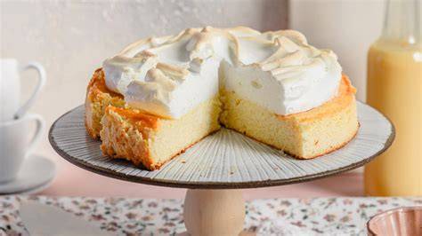 Osterstilleben mit Eierlikörflasche, Springform und Baiserhaube