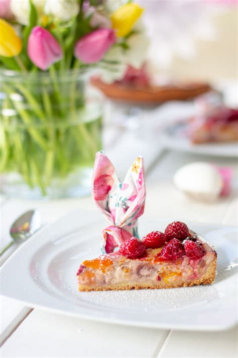 Ostertafel mit verschiedenen Hasen-Kuchen
