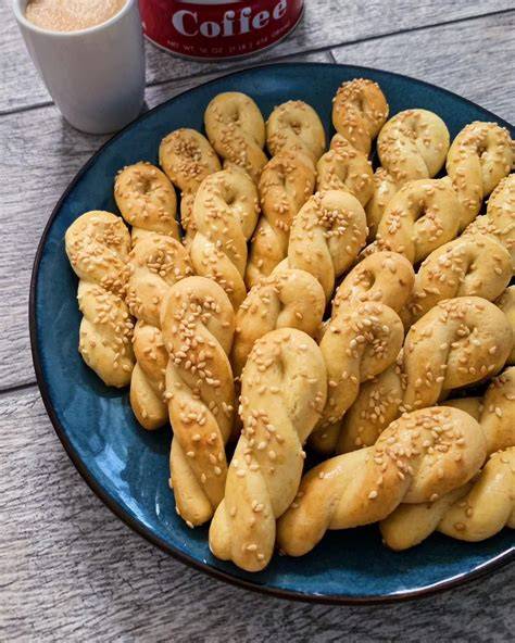 Ostertisch mit griechischem Gebäck und traditionellen Koulourakia