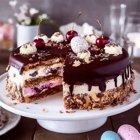 Ostertorte mit Kirschen und Schokolade auf Teller, angeschnitten