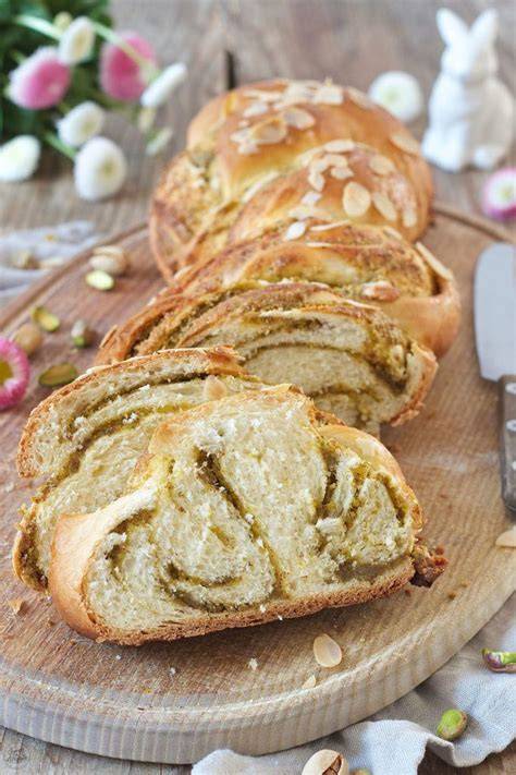 Osterzopf mit Marzipanfüllung auf Backblech
