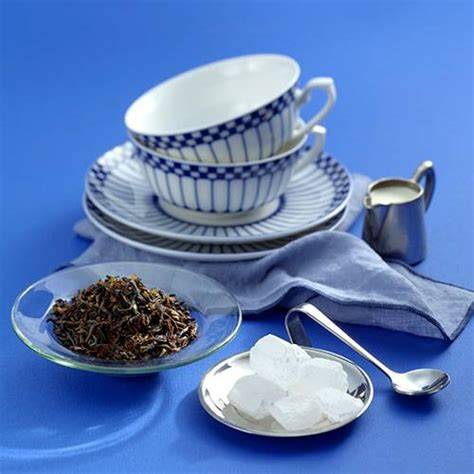 Ostfriesische Teezeremonie mit Kluntje, Sahne und Haselnuss-Gebäck