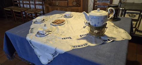 Ostfriesische Teezeremonie mit Kluntje und Sahnewolke