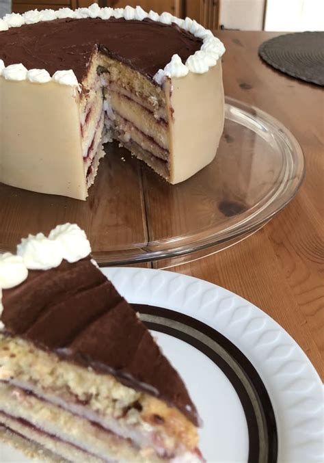 Othello Torte angeschnitten, Schichten sichtbar