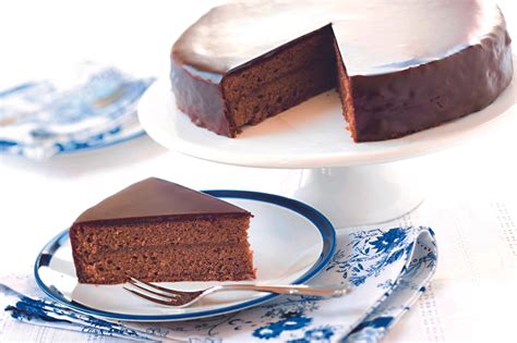 Othello Torte mit Marzipanband und glänzender Schokoladenglasur