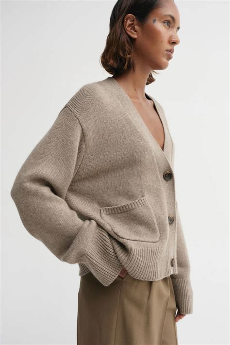 Outfit-Collage: Nougat Cardigan offen und zugeknöpft