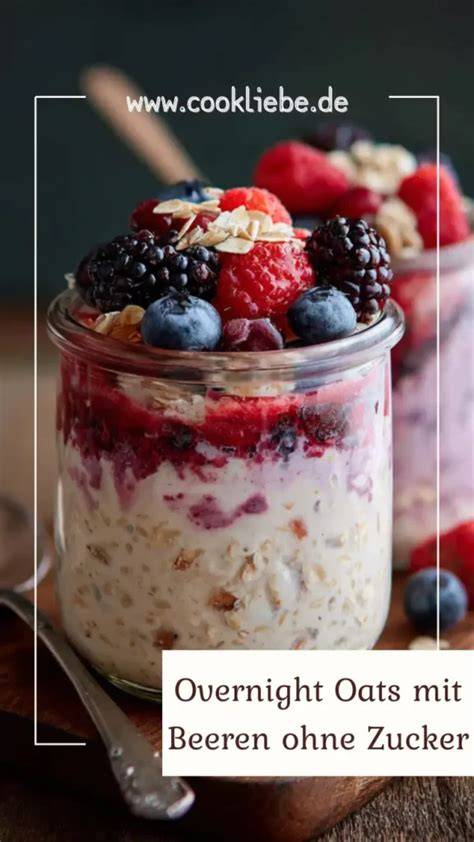 Overnight Oats im Glas mit Beeren und Nüssen