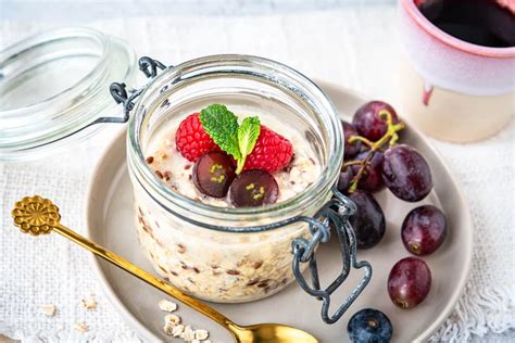 Overnight Oats im Glas mit Schokoladensauce und Erdnussbutter-Topping