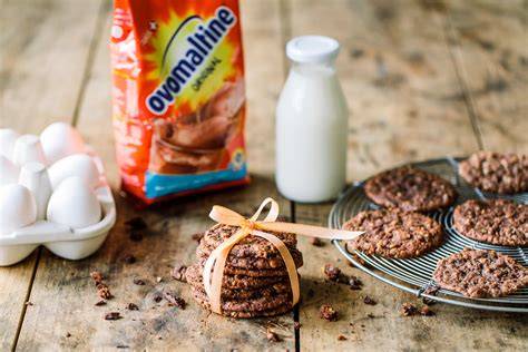 Ovomaltine Cookies mit Schokoladendekor und Glasur