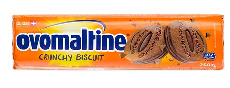 Ovomaltine Kekse - Zutaten einzeln auf dem Tisch, Backzubehör, Schüssel mit Teig
