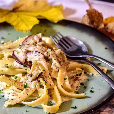 Périgord-Trüffel auf Tagliatelle mit Butter - klassische Verzehrweise