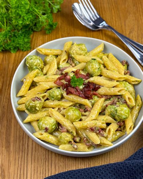 Périgord-Trüffel und frische Pasta, angerichtet auf einem Holztisch