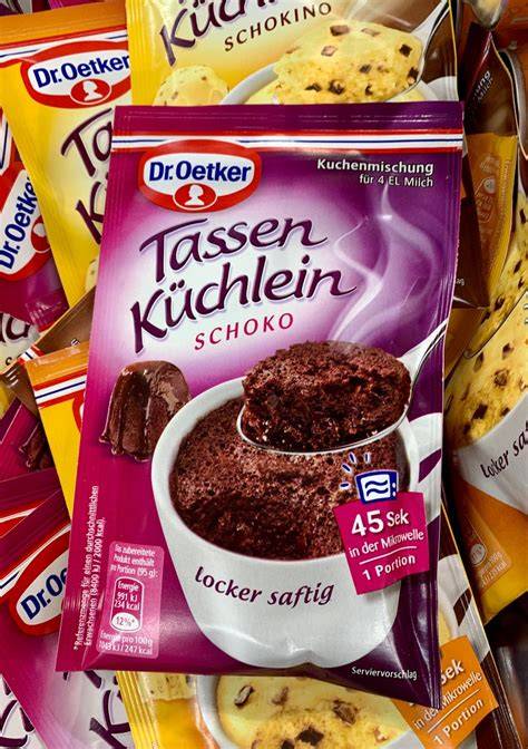 Packung Dr. Oetker Tassenkuchen Schoko und angerichteter Becherkuchen