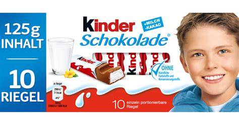 Packung Kinder Schokolade neben Lidl-Regal mit Eigenmarken-Schokolade