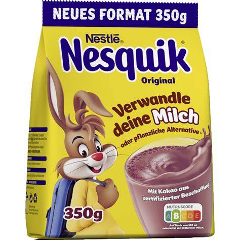 Packung Nesquik Getränkepulver und Glas Kakao