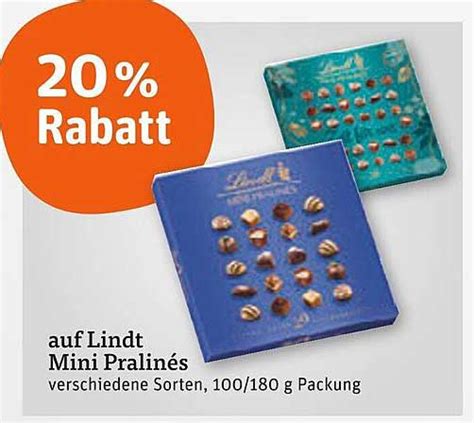 Packung und verschiedene Sorten der Lindt Truffel Weihnachtskostbarkeiten
