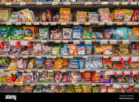 Packungen verschiedener Schokoladen-Chips und Knusperprodukte
