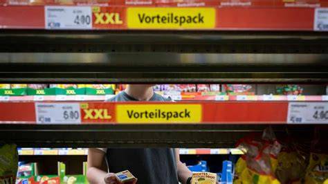 Packungen von Kakaogetränkepulvern im Supermarkt