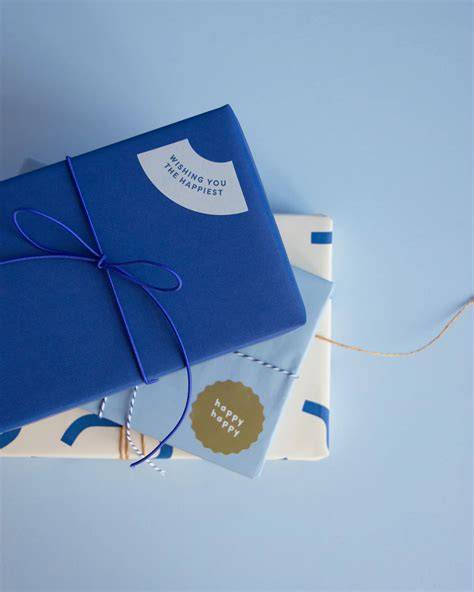 Paket mit „Überraschung“-Sticker und Geschenkband, Versand-Symbolik