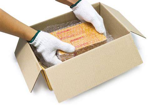 Paket sicher verpacken: doppelte Kartonage und Kantenschutz