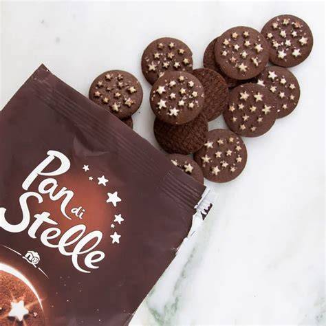 Pan di Stelle Kühlschrankkuchen mit Sternendekor