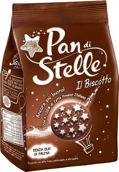 Pan di Stelle Kekse auf einem Teller mit Milch und Kaffee