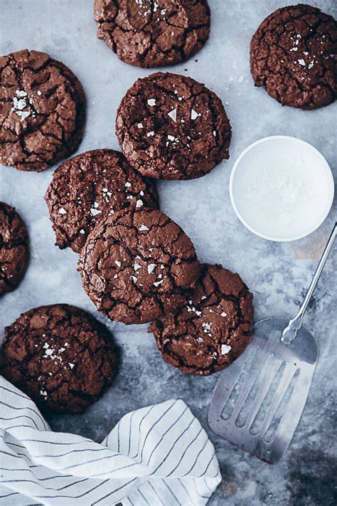 Pan-Banging-Schritte: Backblech auftippen für wellige, saftige Cookies