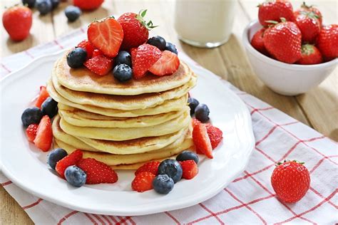 Pancake Bowl mit frischen Früchten und Toppings