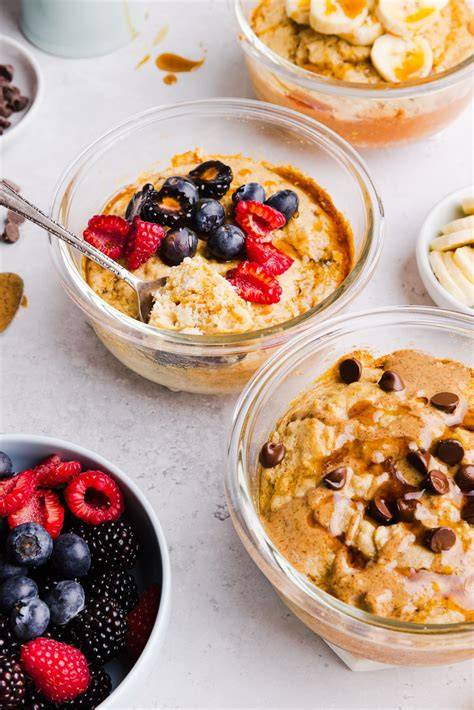 Pancake Bowl mit fruchtigen Toppings und Creme