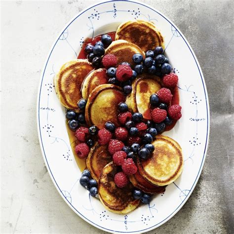 Pancakes auf Joghurt mit Beeren